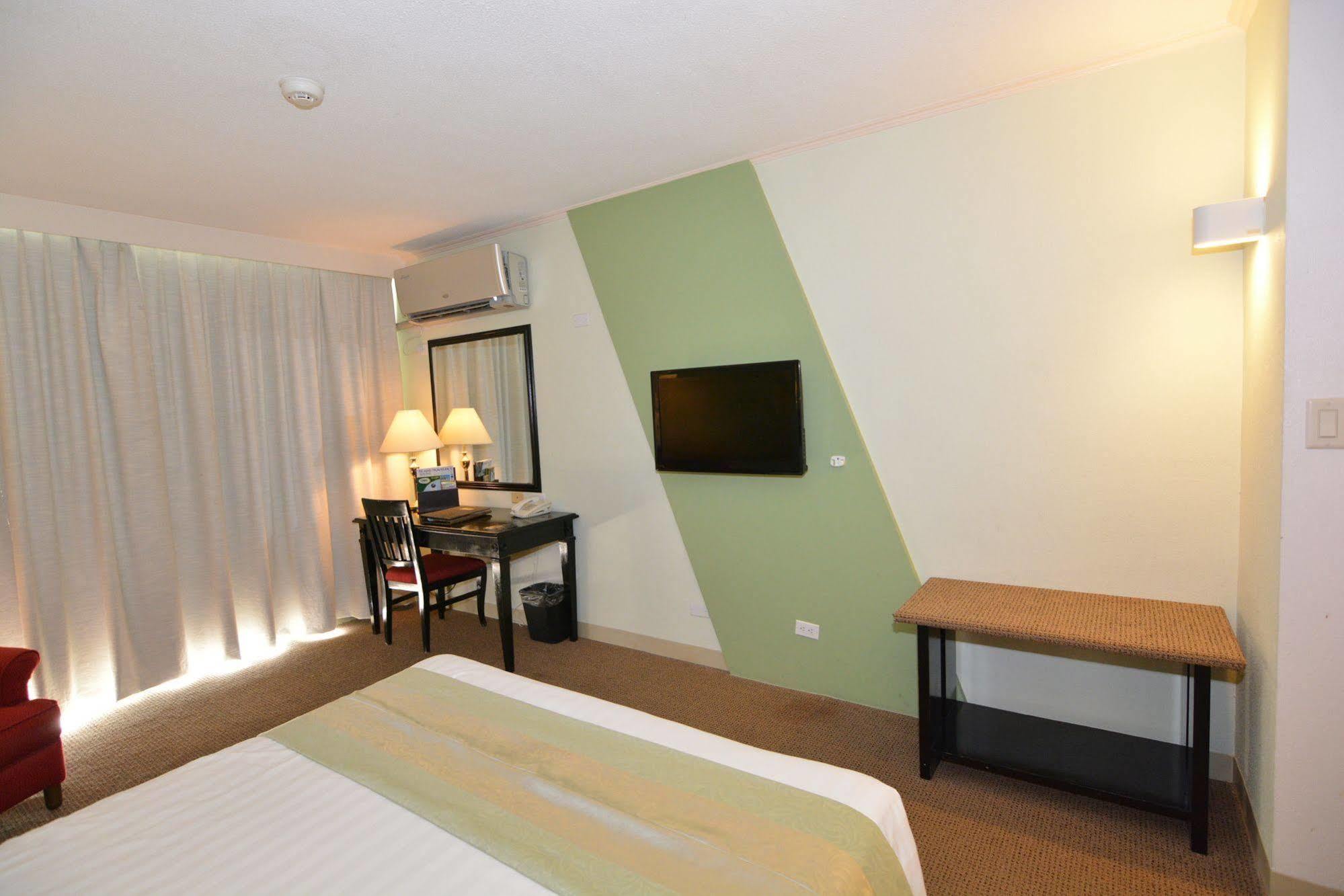 Century Hotel Garapan Eksteriør billede